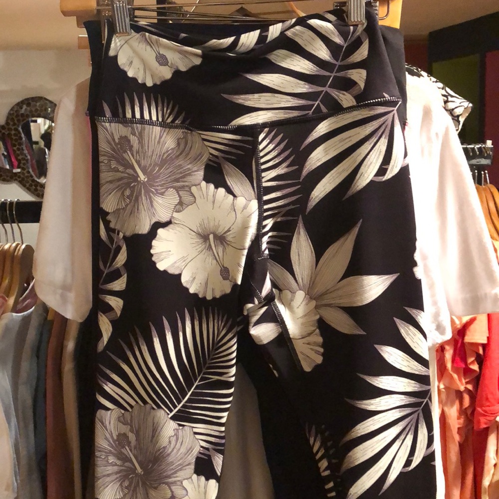 Spiritual gangster hibiscus leggings